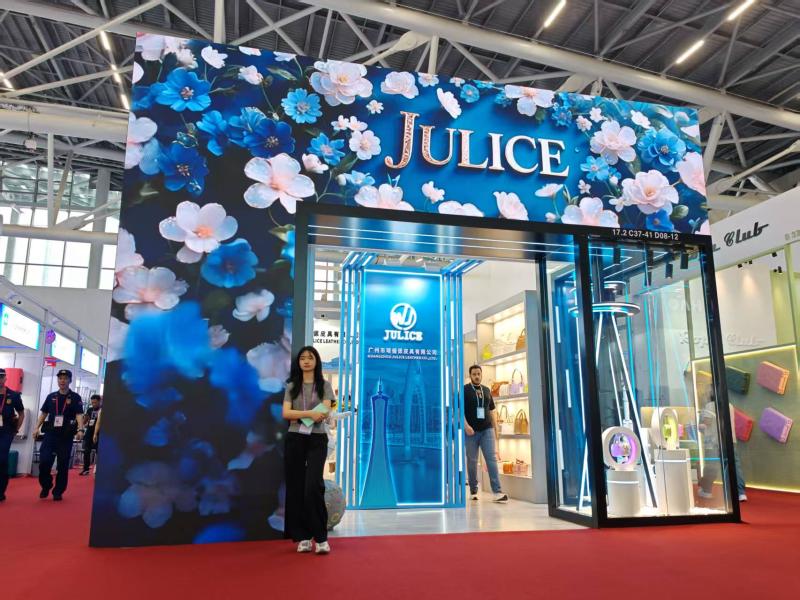 广州市珺俪偲皮具的第137届获奖广交会展位设计装修图片