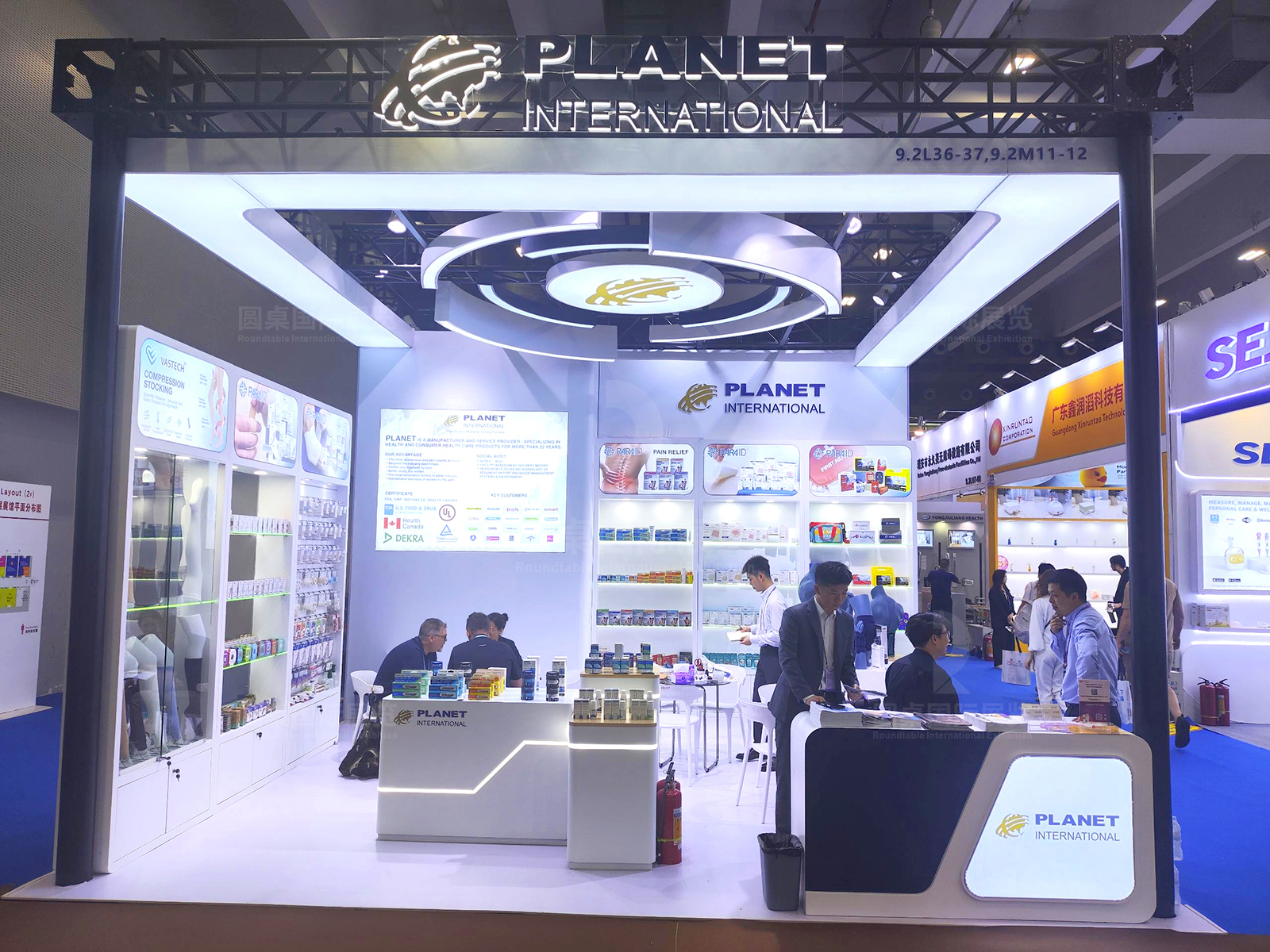 广交会展台设计现场图-上海万弘国际贸易展位人气互动场景(观展者体验医疗产品) 广交会展台设计现场图-上海万弘国际贸易展位人气互动场景(观展者体验医疗产品)