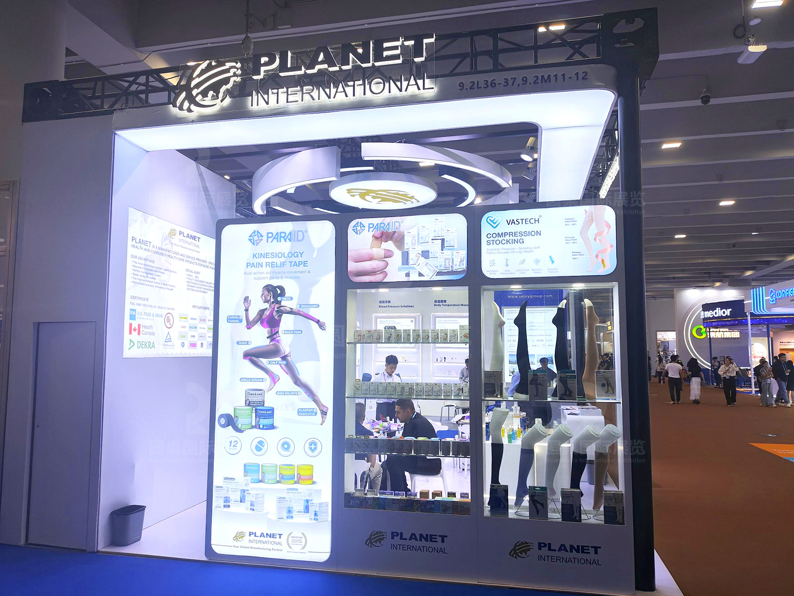 广交会展台设计现场效果图片-上海万弘国际贸易展位医疗健康产品展示细节 广交会展台设计现场效果图片-上海万弘国际贸易展位医疗健康产品展示细节