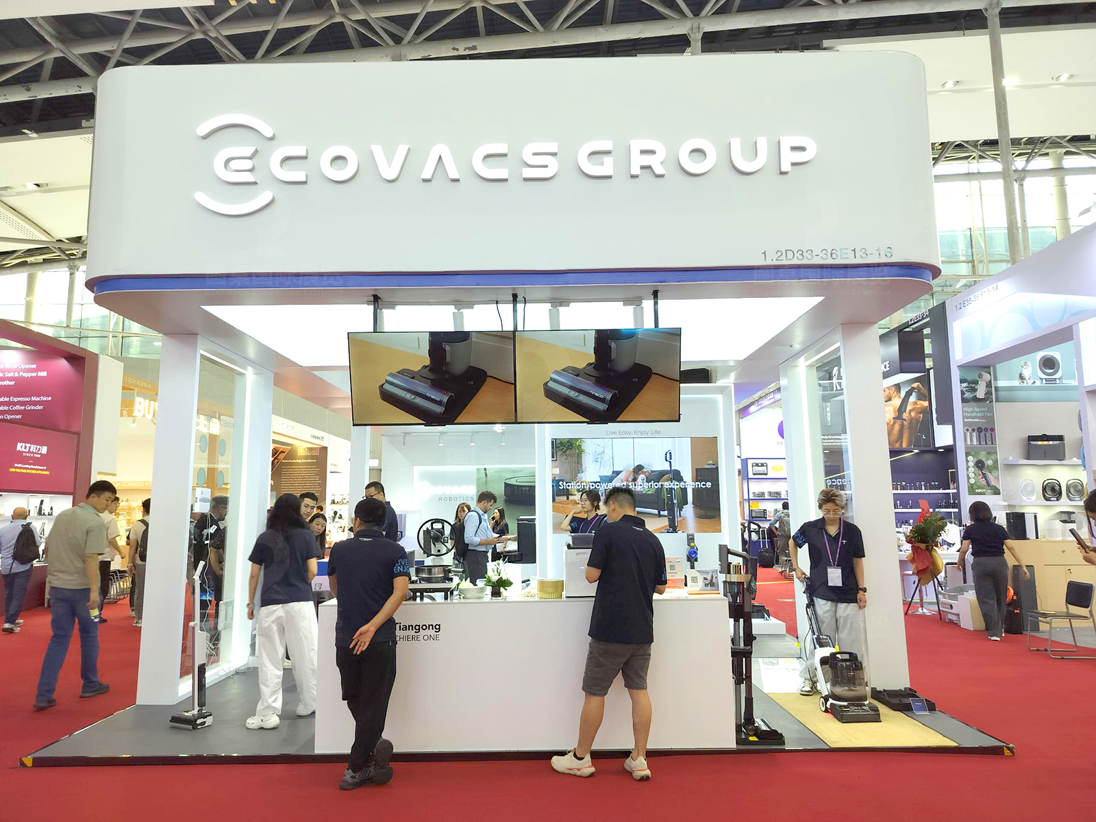 广交会展台设计现场效果-科沃斯集团展台的正面展示 广交会展台设计现场效果-科沃斯集团展台的正面展示