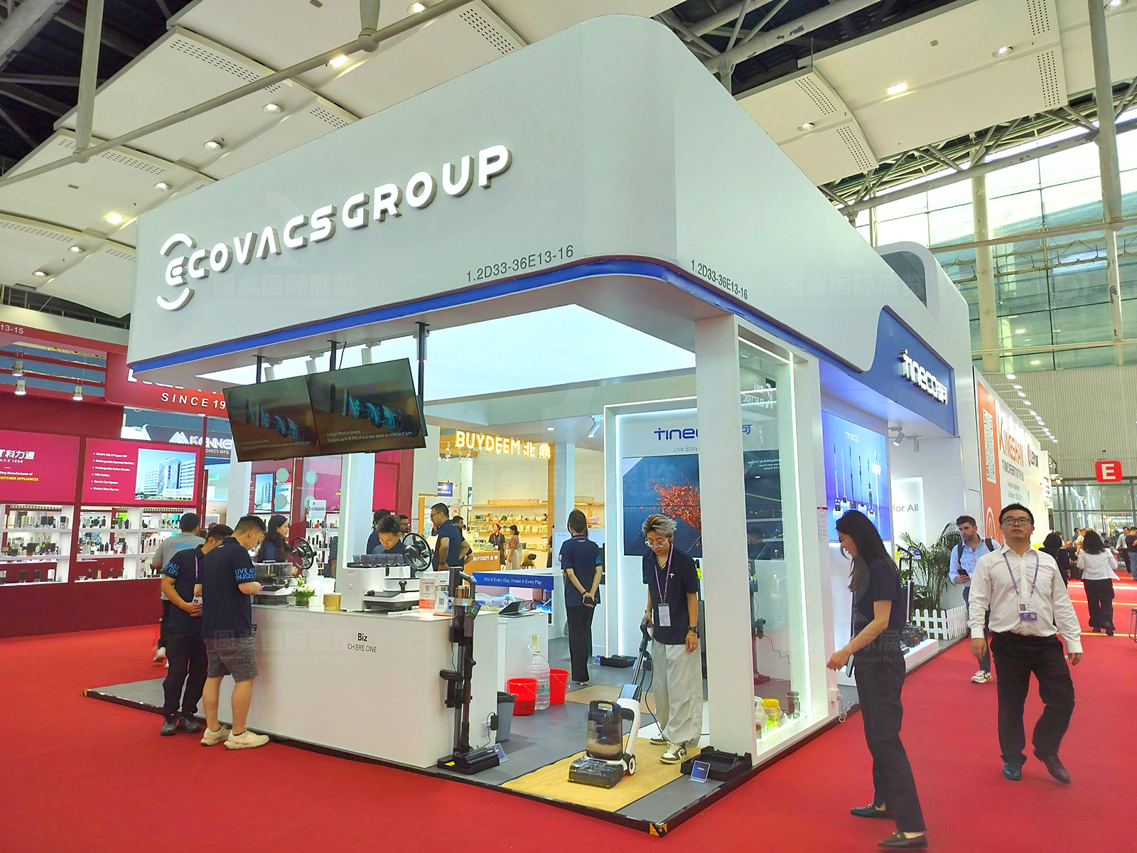 广交会展台设计现场效果-科沃斯集团展台双层空间与品牌矩阵展示 广交会展台设计现场效果-科沃斯集团展台双层空间与品牌矩阵展示