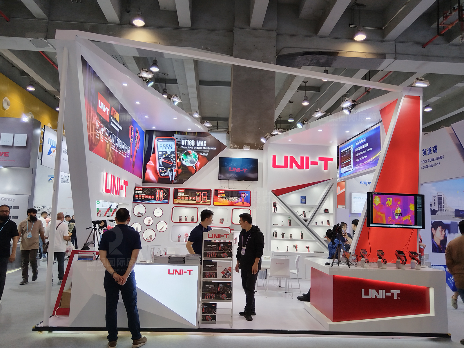 广交会布置现场效果图片-优利德科技（UNI-T）展位人气互动场景（观展者体验检测仪器）