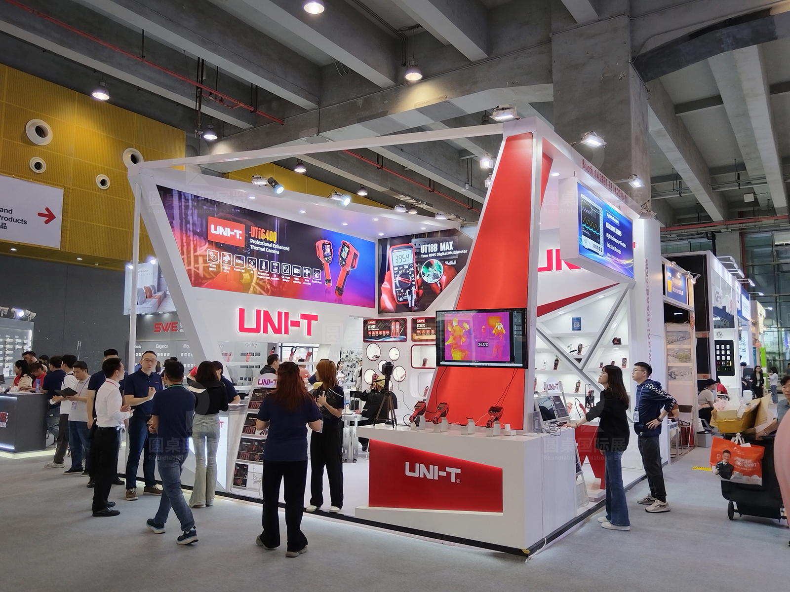 广交会布置现场效果图片-优利德科技（UNI-T）展位仪器实操体验场景（观展者与检测设备互动）