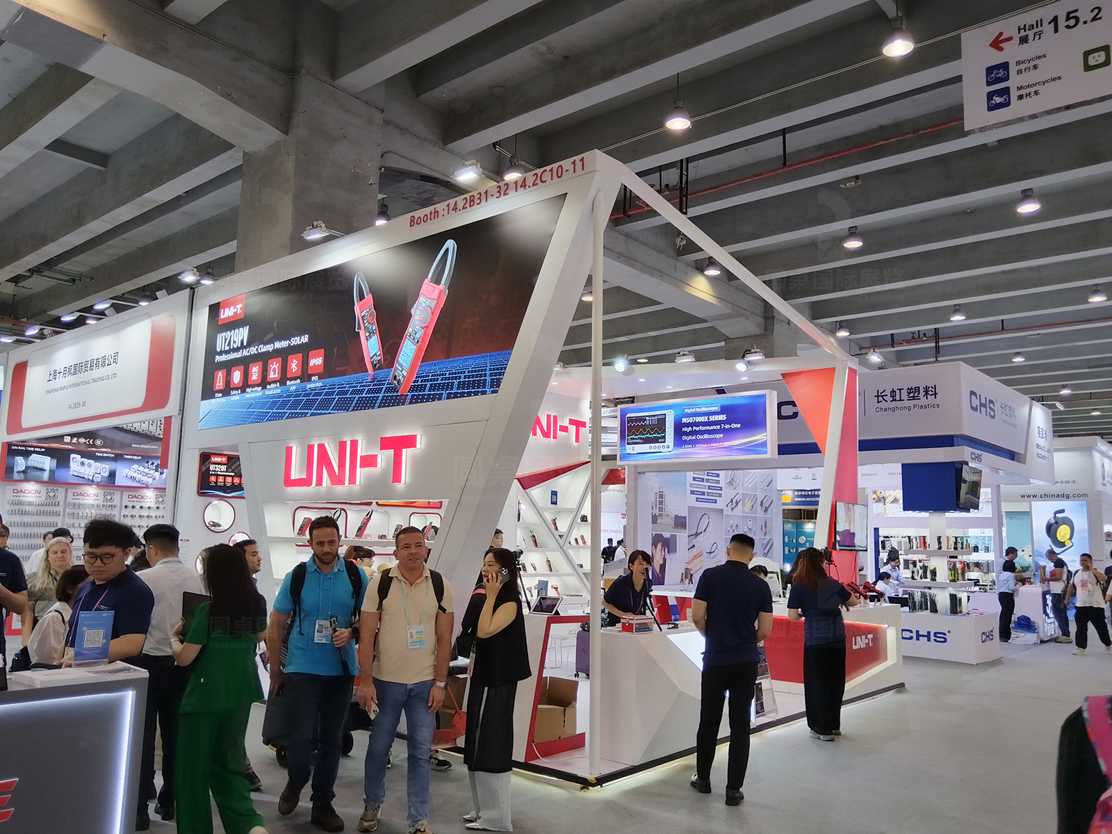 广交会布置现场效果图片-优利德科技（UNI-T）展台商务洽谈与产品交流场景