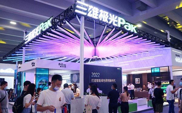 在展览会展台搭建中，如何平衡暖光和冷光的运用？