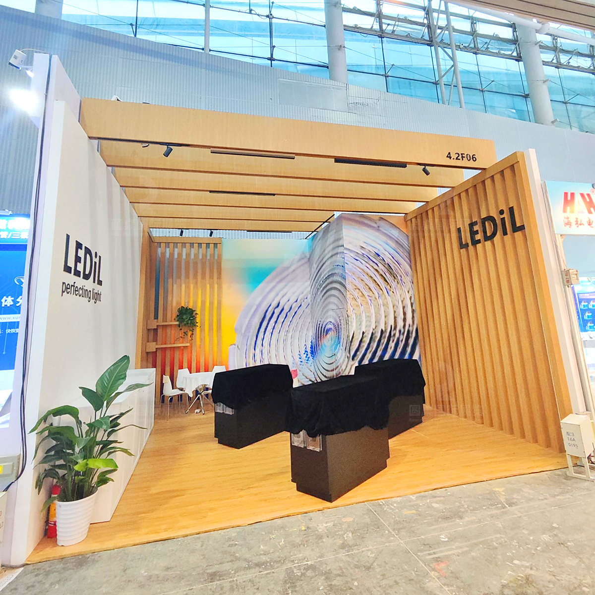 LEDil在2025年第30届广州国际照明展览会的36平展位设计搭建现场图片