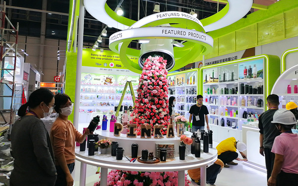 花艺装置点缀广交会摊位装修：打造差异化展示空间