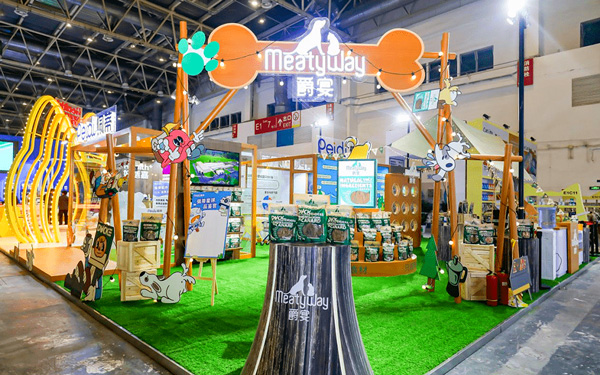 宠物展台设计布置策略：怎样让铲屎官一眼就心动？