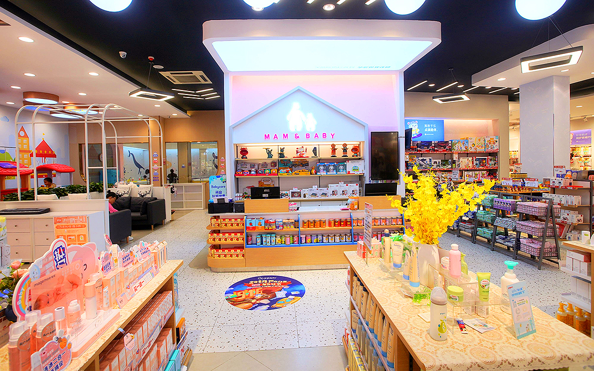 暖光对母婴用品展台搭建设计的亲和力影响