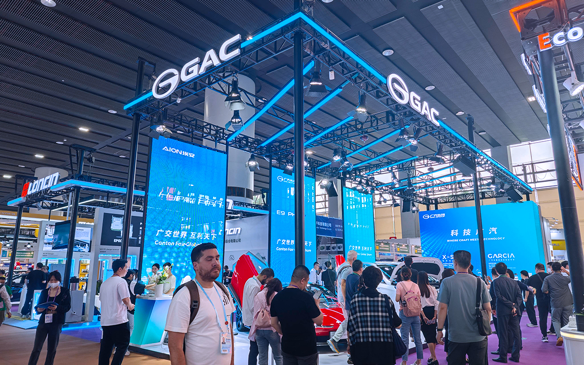 在展台设计搭建中，要确保物料准时到场