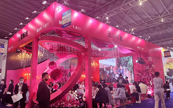 在展览会设计搭建中，如何通过道具增强互动体验？