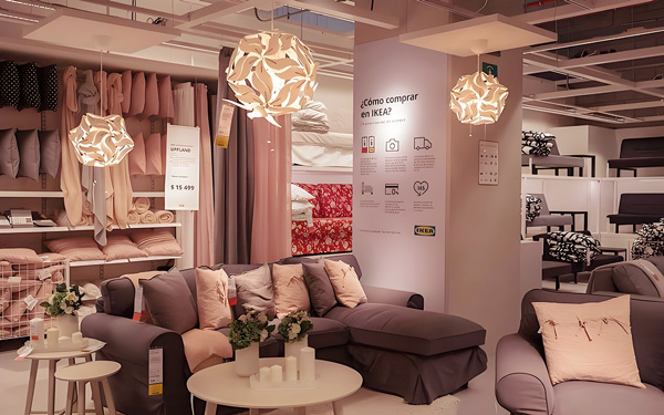 在广州展览会设计中，如何运用视觉锚点吸引观众？