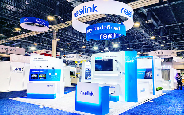 在上海展台布置中，如何用分层信息满足不同观众？