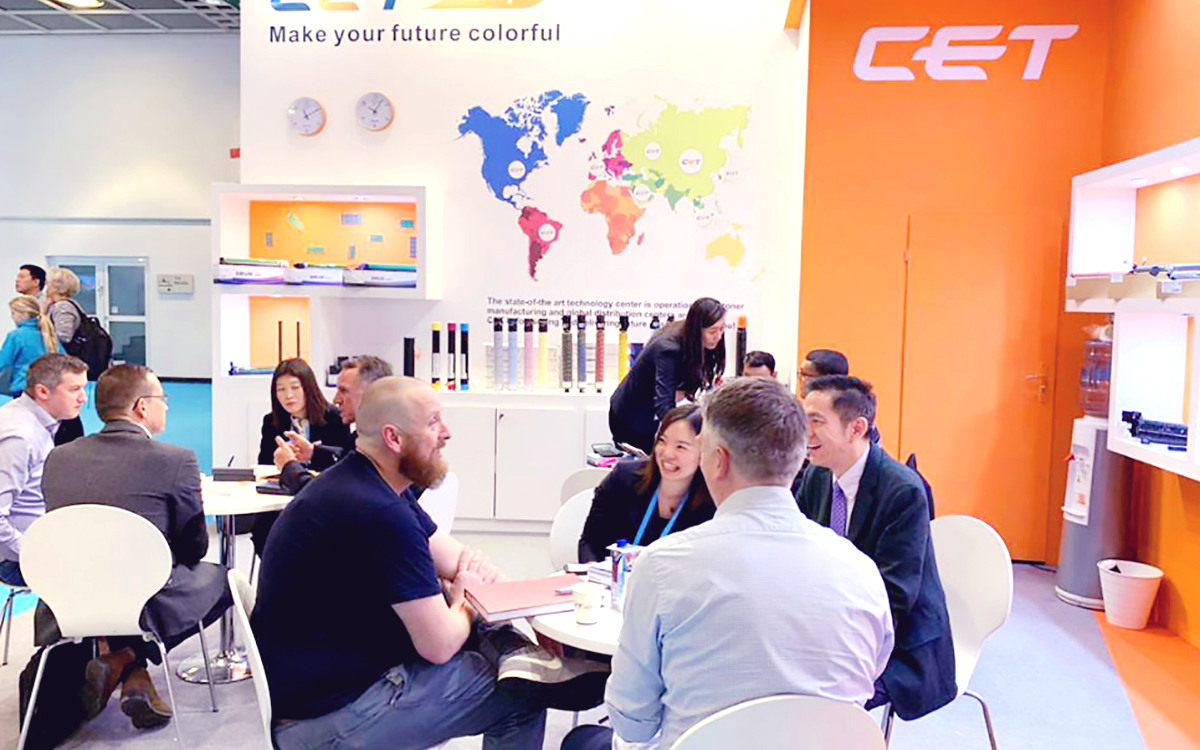 在广交会摊位搭建中，用荣誉墙快速建立信任