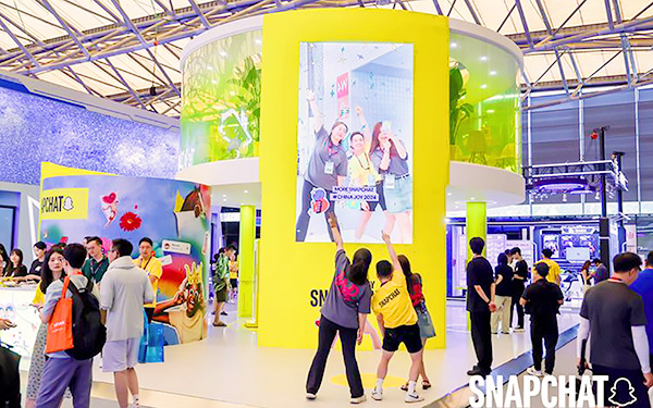 在广交会展位布置中,如何用品牌色贯穿整体设计?