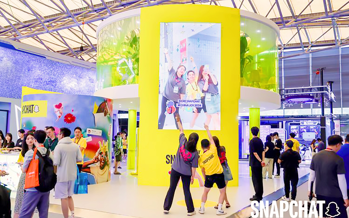 在广交会展位布置中，用品牌色贯穿整体设计