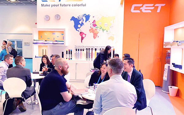 在广交会展位设计中,如何设置样品区来促进咨询?