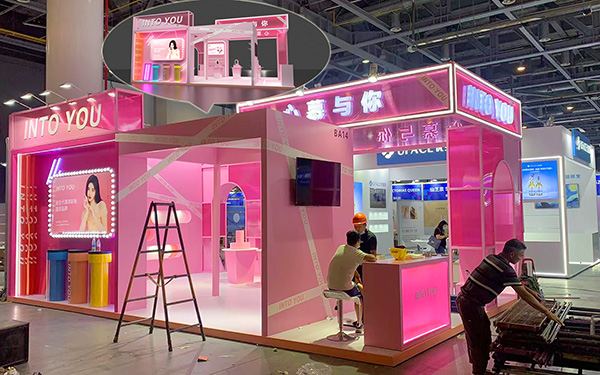 在展会展位搭建中，最常见的展台地面材料是什么？