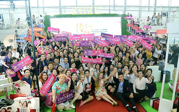 在展览会搭建中，展台一般用什么材质的地板？