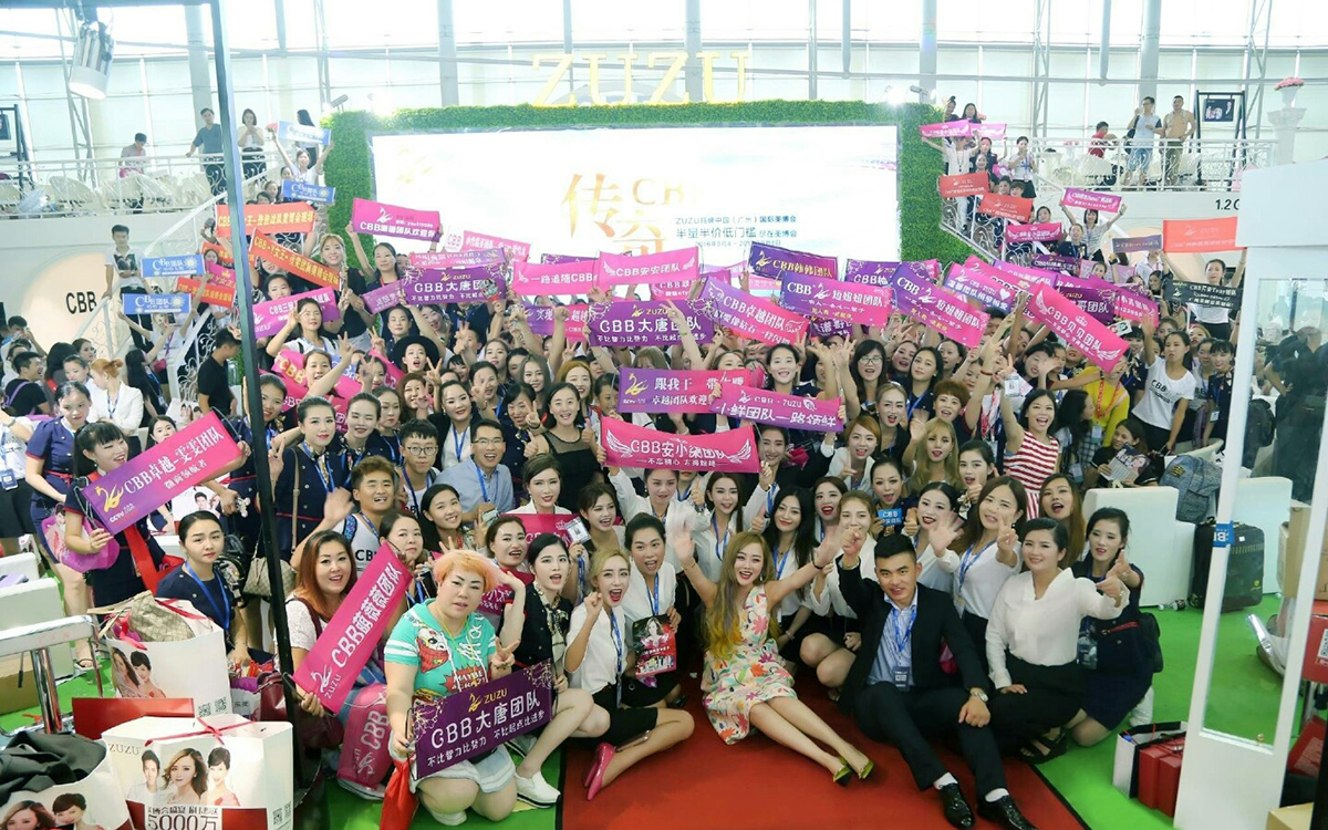 在展览会搭建中，展台一般用不同材质的地板