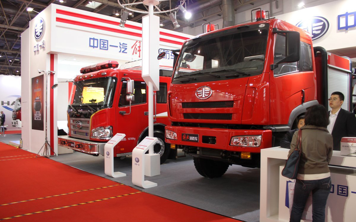 电子展展台设计搭建技巧:用红灰撞色凸显科技张力 电子展展台设计搭建技巧:用红灰撞色凸显科技张力